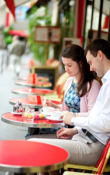 Casal em um café ao ar livre parisiense — Fotografia de Stock