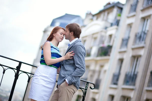 Όμορφο ζευγάρι που έχει μια ρομαντική ημερομηνία στο montmartre στο Παρίσι — Φωτογραφία Αρχείου