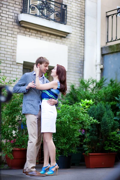 Heureux couple positif étreignant près de leur maison sur Montmartre en — Photo