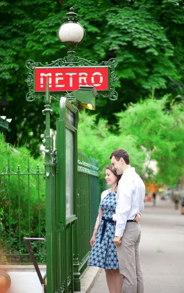 Mooi paar is knuffelen in de buurt van het metrostation in Parijs — Stockfoto