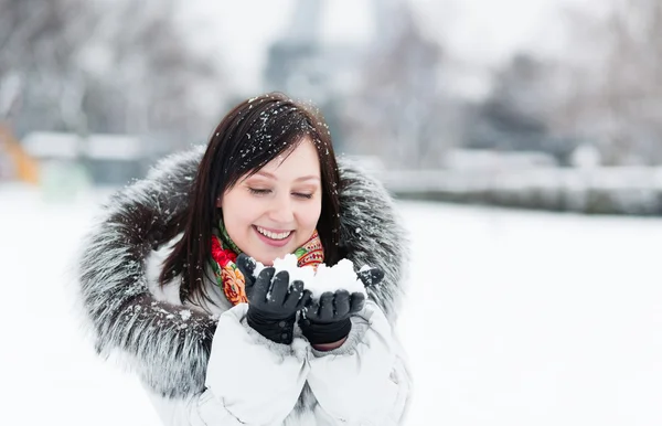 Buiten winter portret van een mooi meisje in bont kap — Stockfoto