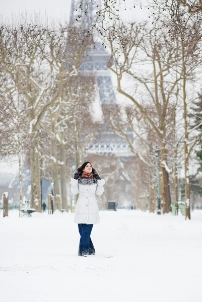 Mooi meisje in bont kap lopen in de buurt van de Eiffeltoren in pari — Stockfoto