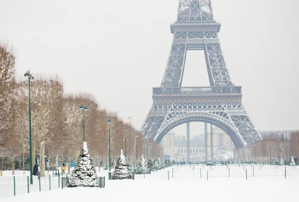 Torre Eiffel coberta de neve — Fotografia de Stock