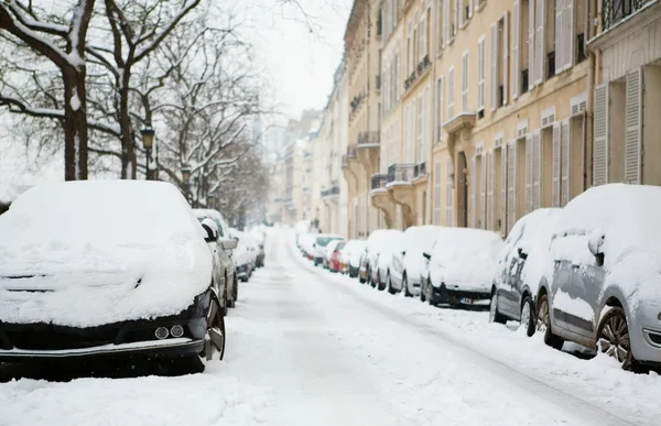 Muita neve em Paris. Carros cobertos de neve — Fotografia de Stock