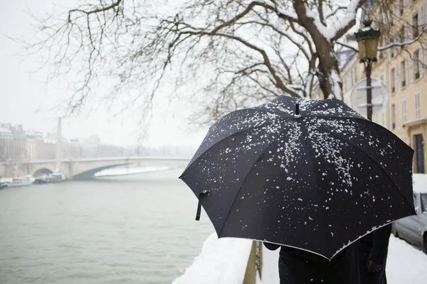 Caminando en una calle parisina bajo la nieve —  Fotos de Stock