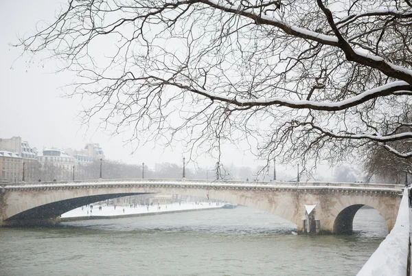 Karlı gün Paris, Fransa — Stok fotoğraf