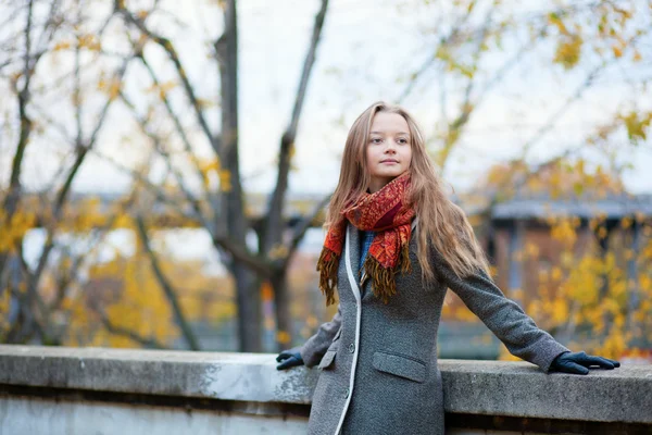 Buiten herfst portret van een mooi meisje — Stockfoto