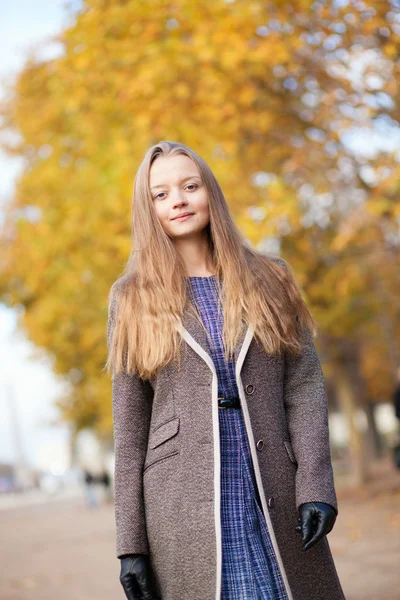 Zewnątrz portret jesieni młoda i piękna dziewczyna — Zdjęcie stockowe