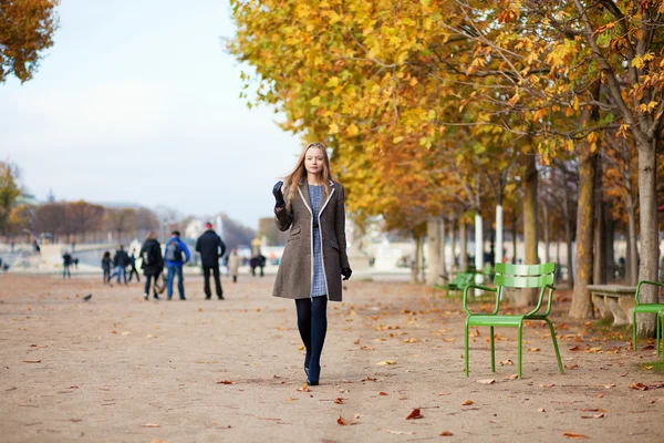 Dziewczyna spaceru w ogrodzie Tuileries w dniu upadku — Zdjęcie stockowe