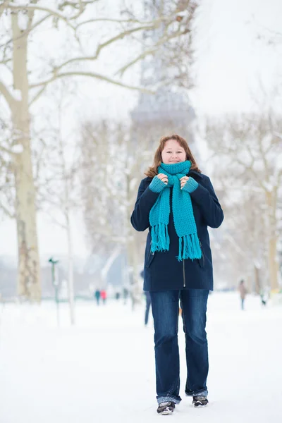 Hermosa chica en bufanda azul disfrutando de raro día nevado en París — Foto de Stock