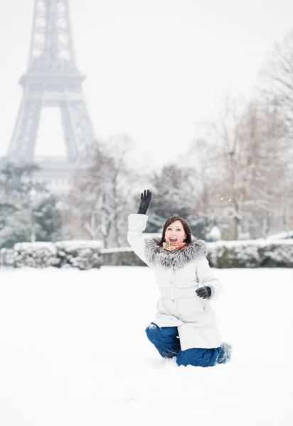 Inverno a Parigi. Felice giovane godendo bella giornata nevosa — Foto Stock