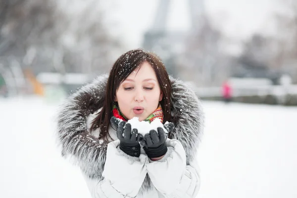 Bella ragazza che soffia sulla neve — Foto Stock