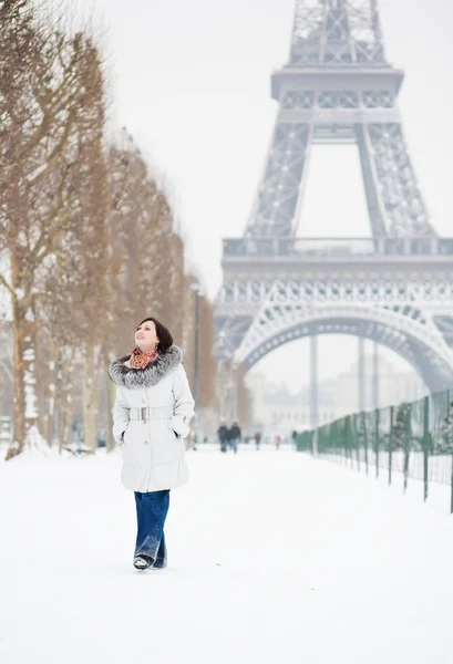 Invierno en París. Feliz joven caminando en el Campo de Marte — Foto de Stock