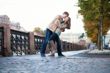 Romantik Çift bir sokakta sarılma