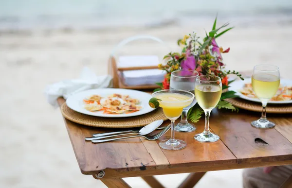 Jantar romântico servido para dois em uma praia — Fotografia de Stock