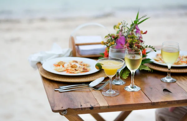 Cena romantica servita per due su una spiaggia — Foto Stock