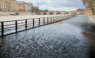 Paris sular altında Bentleri