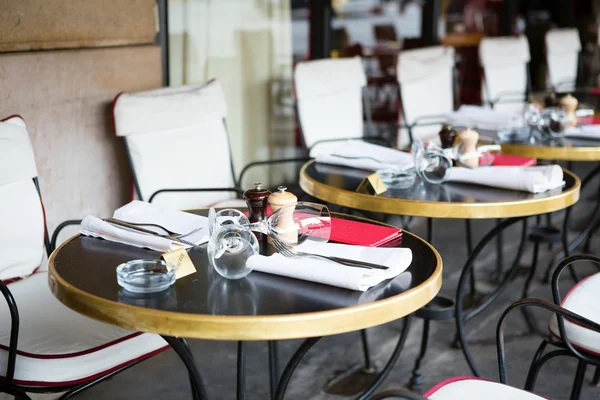 Tables of Parisian outdoor restaurant — Stock Photo, Image