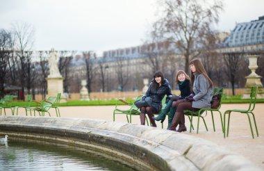 tuileries bahçesinde üç neşeli kız