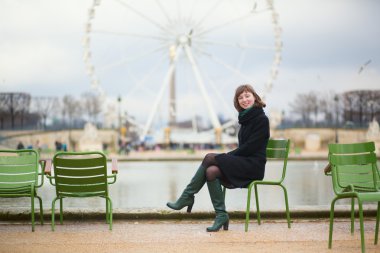 tuileries bahçesinde neşeli genç kız