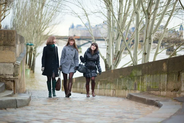 Üç arkadaşın birlikte yürüyüş seine yakınındaki — Stok fotoğraf