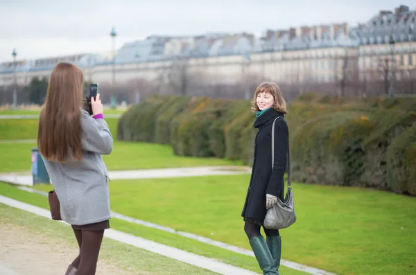 Two friends taking pictures of each other — Stock Photo, Image