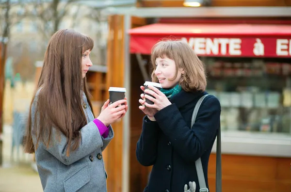 户外喝咖啡的两个朋友 — 图库照片