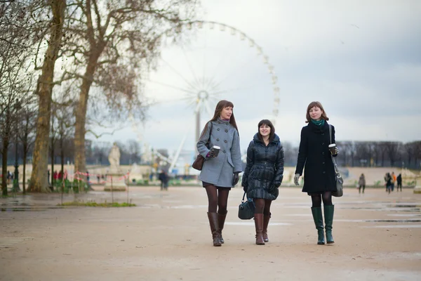 Three girls in the Tuileries garden — Stock Photo, Image