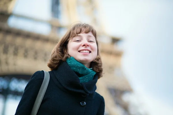 Happy beautiful girl near the Eiffel tower — Stock Photo, Image