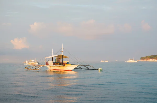 Traditionelles philippinisches Bangka-Boot bei Sonnenaufgang — Stockfoto