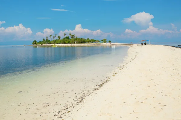 Oerfecto isla tropical con larga lengua de arena — Foto de Stock