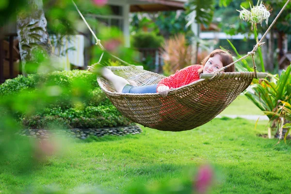 Feliz hermosa mujer relajándose en hamaca —  Fotos de Stock