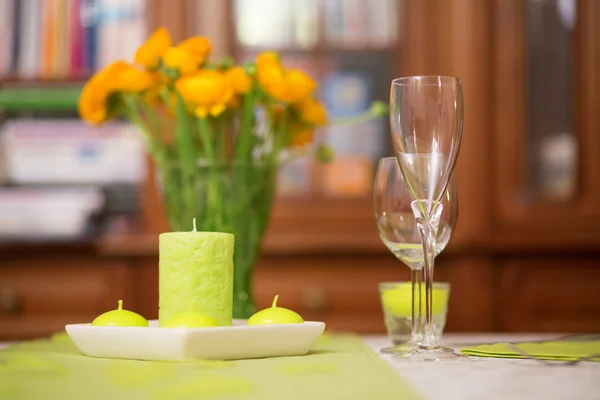 Feestelijke eettafel met kaarsen — Stockfoto