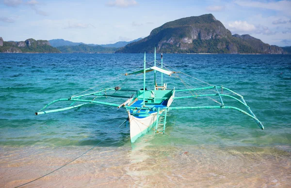 Bote Outrigger cerca de la orilla en Palawan, Filipinas — Foto de Stock