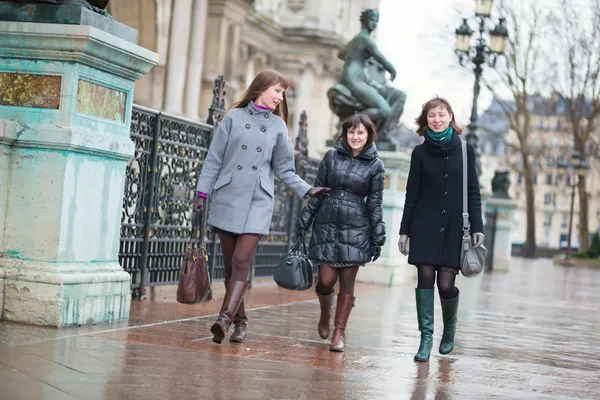 Three happy girls walking together in Paris — Stock Photo, Image