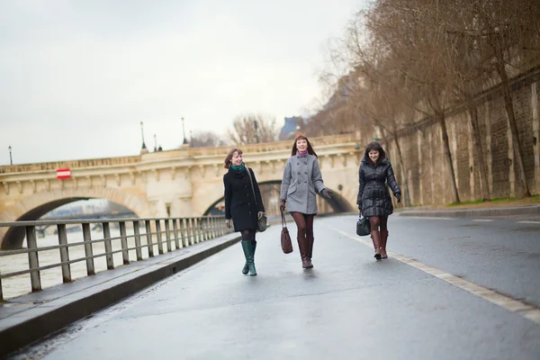 Tre glada tjejer som går i paris — Stockfoto