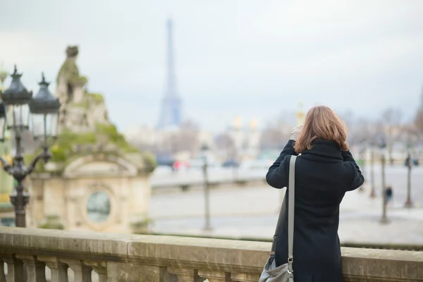 Tourist in Paris beim Fotografieren — Stockfoto