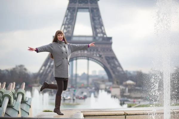 Unga vackra kvinnan i paris, ha roligt — Stockfoto