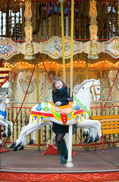 Parisli bir atlıkarınca üstünde genç güzel kız — Stok fotoğraf