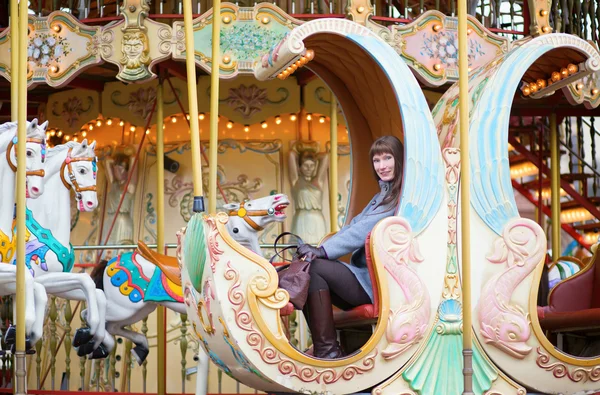Jovem menina bonita em um parisiense alegre-go-round — Fotografia de Stock