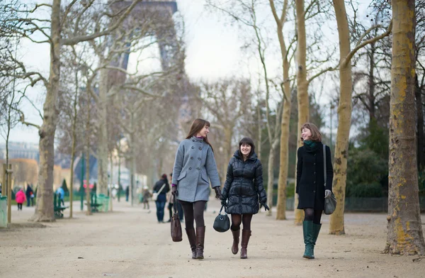 Üç neşeli arkadaşları birlikte Paris'te yürüyüş — Stok fotoğraf