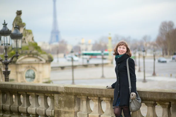 Junge fröhliche Touristin in Paris lizenzfreie Stockbilder