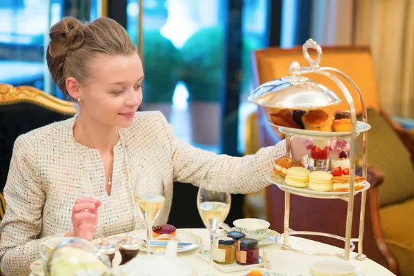 Mooie jonge vrouw genieten van de afternoontea — Stockfoto