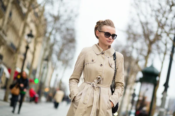 Mooie yuong vrouw op de champs-Elysées in Parijs — Stockfoto