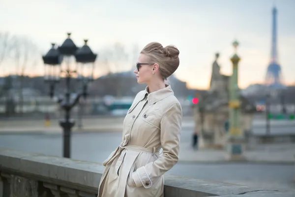 Elegant young Parisian woman outdoors — Stock Photo, Image