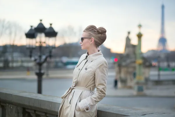 Elégante jeune Parisienne en plein air — Photo