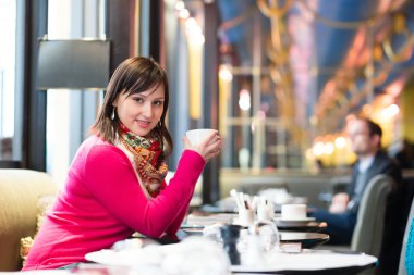 bir kafede kahve içme neşeli genç kız