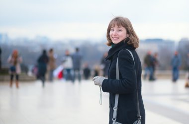 Paris'te genç gülümseyen kız