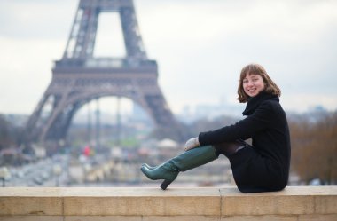 Eyfel Kulesi'nin oturan kız