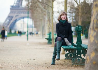 Paris'te genç kadın